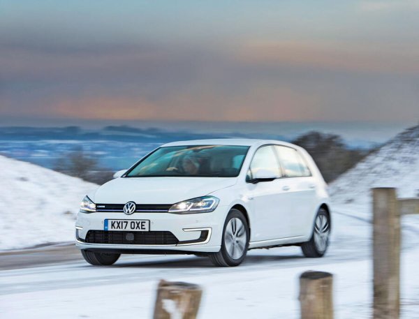 Първото усещане за масовия Golf с нулеви емисии беше свежо, но дотам. Изглеждаше и се караше точно като своите предци, докато съвременните електрически конкуренти се опитват да се разграничат от това с всякакви странни трикове.
Реалният пробег от 150 километра в реалния свят на ранните версии беше леко ограничен. Но си е опция за кратки пътувания до работното място.